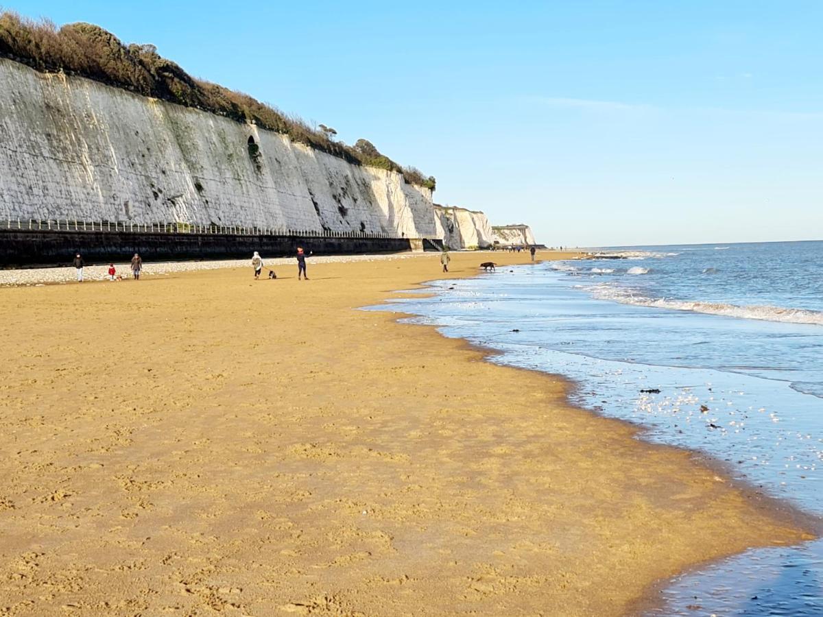 Seas The Day Beachfront Apartment Ramsgate - Sleeps 4 Exterior photo