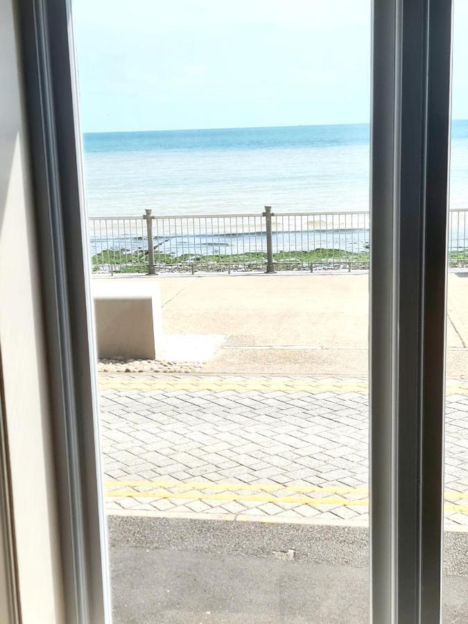 Seas The Day Beachfront Apartment Ramsgate - Sleeps 4 Exterior photo